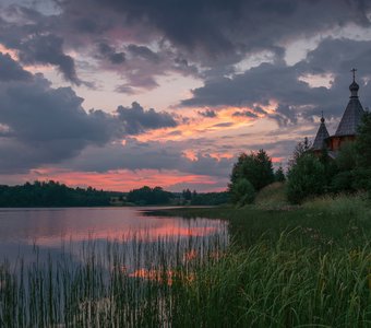 Красочный и атмосферный рассвет в Колодозеро