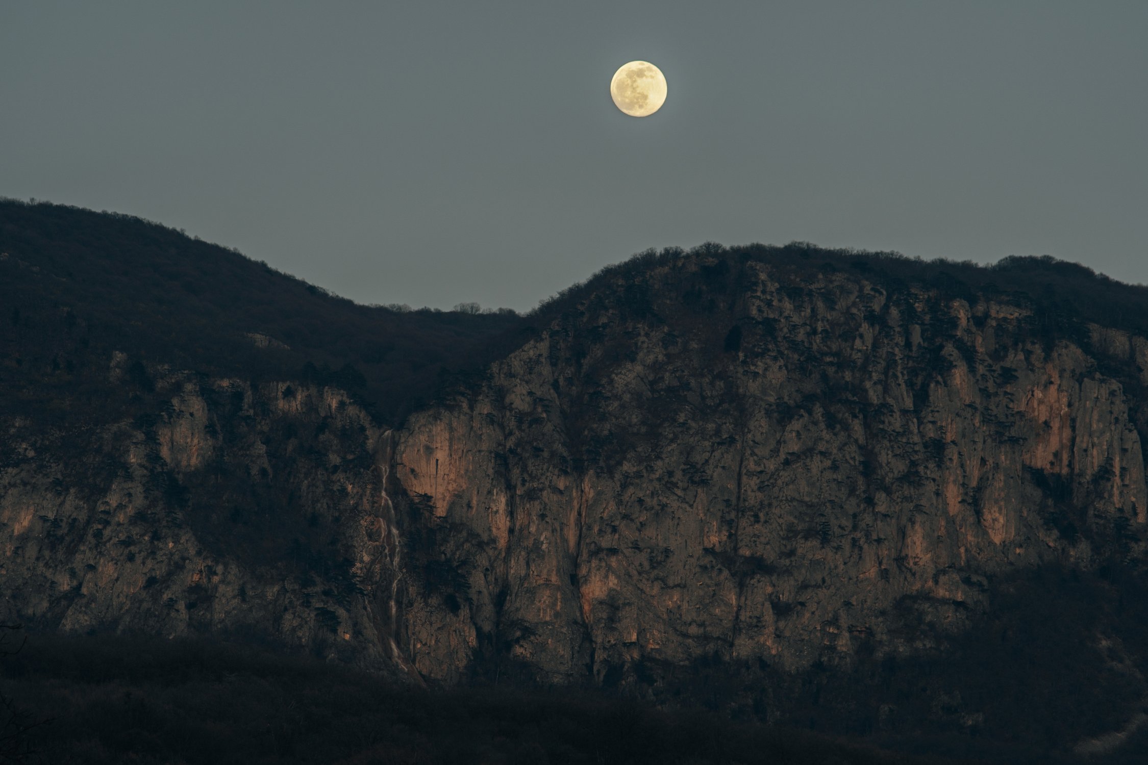 Водопад Весенний, гора Бойка и полнолуние