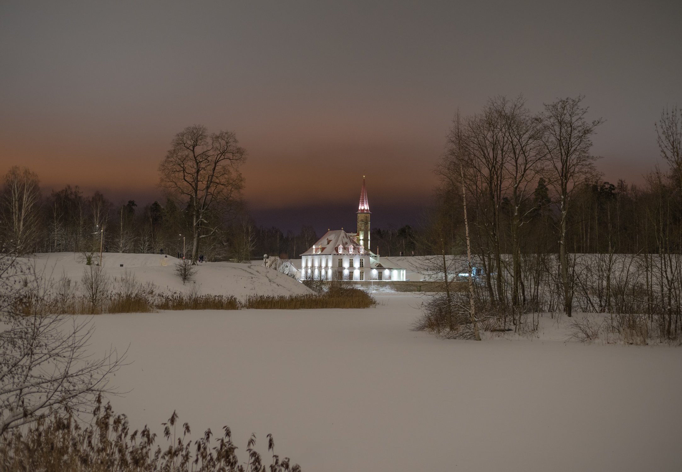 В снежном убранстве красуется Приоратский парк