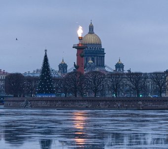 🔥 в честь 80-й годовщины прорыва блокады Ленинграда на Ростральных колоннах зажгли факелы🔥
