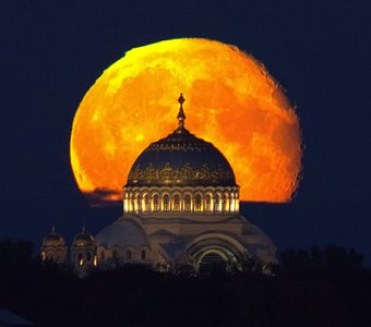 Восход Луны над Никольским собором Кронштадта.