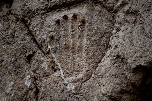 Под оживленной улицей Иерусалима обнаружили ров с таинственным отпечатком руки (ему тысяча лет)