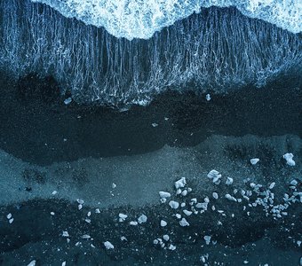 Исландия. Черные пляжи с кусками льда.