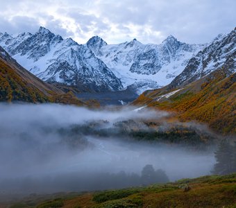 Туманное одеяло в долине реки Гара-Аузусу