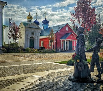 Памятник бабушке на Соборной площади Печор