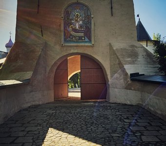 Святые врата Псково-Печерского монастыря (после реставрации)