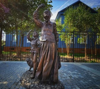 Памятник бабушке. Соборная площадь Печор. Открыт 28.09.2023