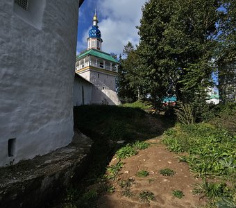 Петровская башня над Святыми воротами Псково-Печерского монастыря