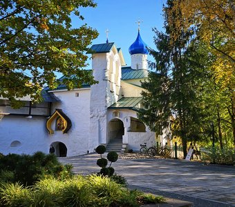 Никольская башня, храм Николы Ратника и Корнилиевский храмыольские храм со звоницей и башня