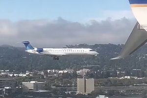 Самолёт завис в воздухе над Сан-Франциско: оптическая иллюзия попала на видео
