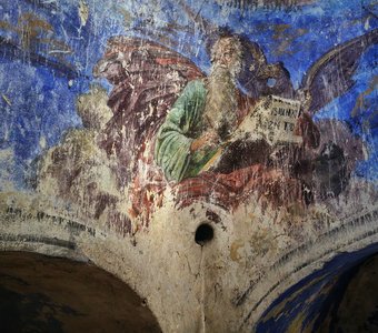 Фрагмент фресок в парусах  в церкви Георгия со Взвоза. Евангелист Иоанн