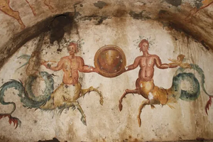Древнюю гробницу в Италии охраняют Цербер и морские кентавры