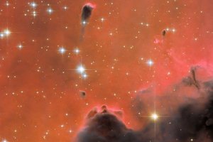 «Хаббл» запечатлел «космического головастика» в красной туманности