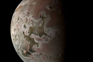 Самое вулканическое место в Солнечной системе: снимки «Юноны»