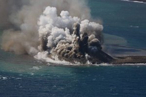 После извержения вулкана у берегов Японии появился новый остров: видео
