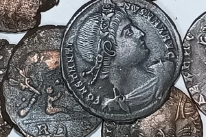 Дайвер нашел у берегов Италии клад из десятков тысяч римских монет
