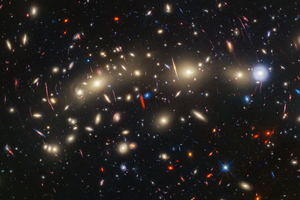 Знаменитые телескопы сфотографировали «Рождественскую елку»: так называется скопление галактик