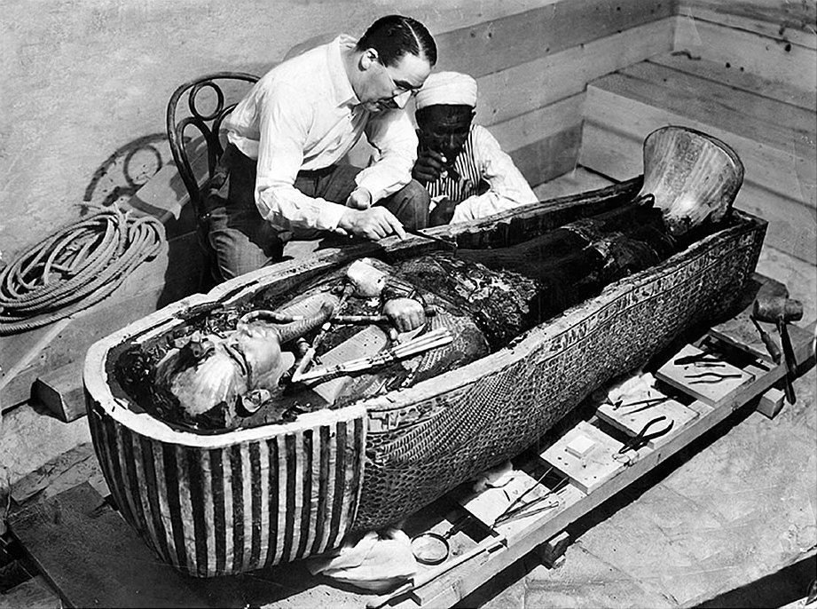 Говард Картер изучает саркофаг Тутанхамона. 1922 год