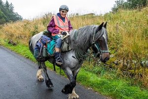 82-летняя пенсионерка уже 50 лет путешествует из Англии в Шотландию на пони