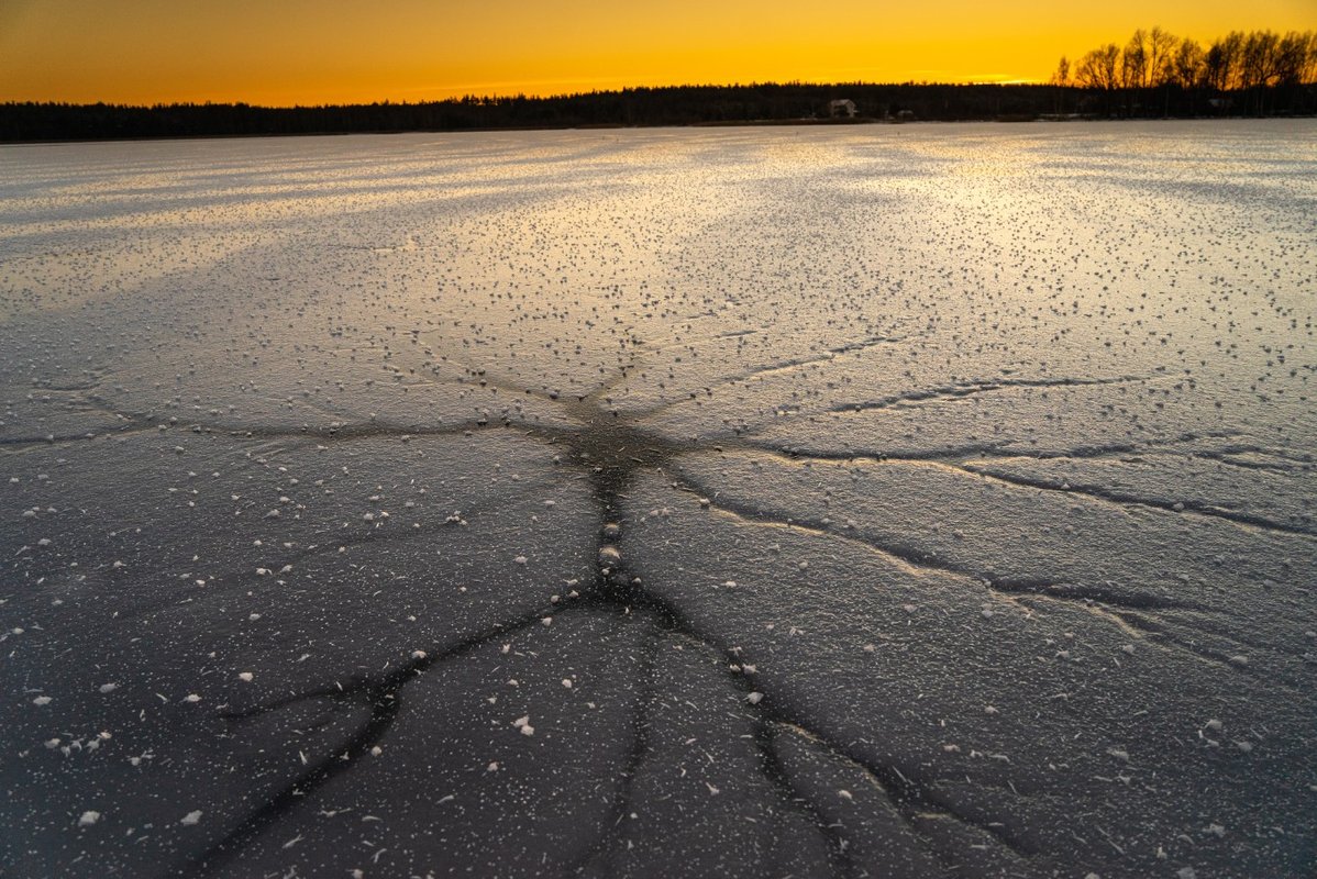 Озеро сковано льдом