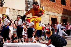 Странный испанский фестиваль: мужчины прыгают через младенцев