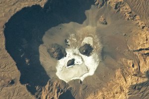 Астронавт заметил огромный череп в кальдере вулкана в Сахаре