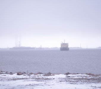 Судно у берега Финского залива