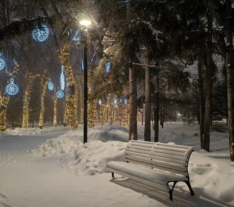 Белая скамейка тёмным вечером