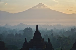 В Индонезии мощное извержение вулкана: погибли 11 человек