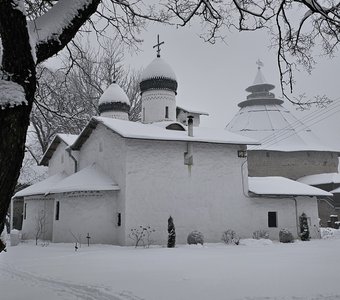 Церковь Покрова от Пролома, XV-XVI вв. на фоне Покровской башни