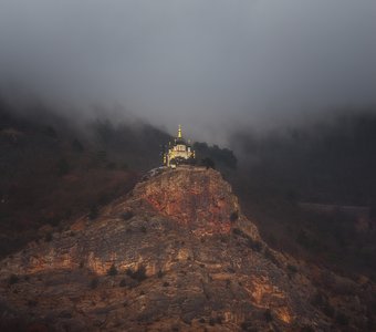 Храм под облаками