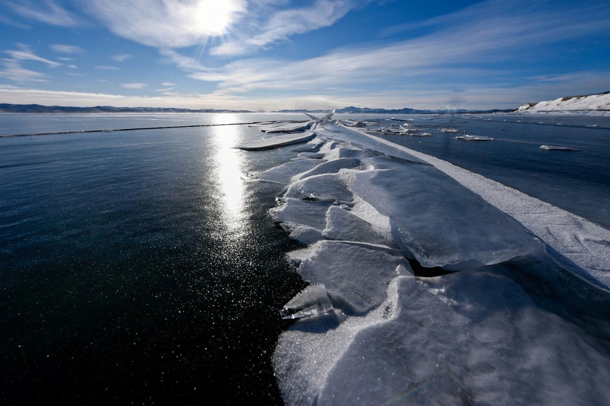 Ледовый россия. Байкальский лед. Ледяные дороги. Ледяной путь. Дороги во льду.