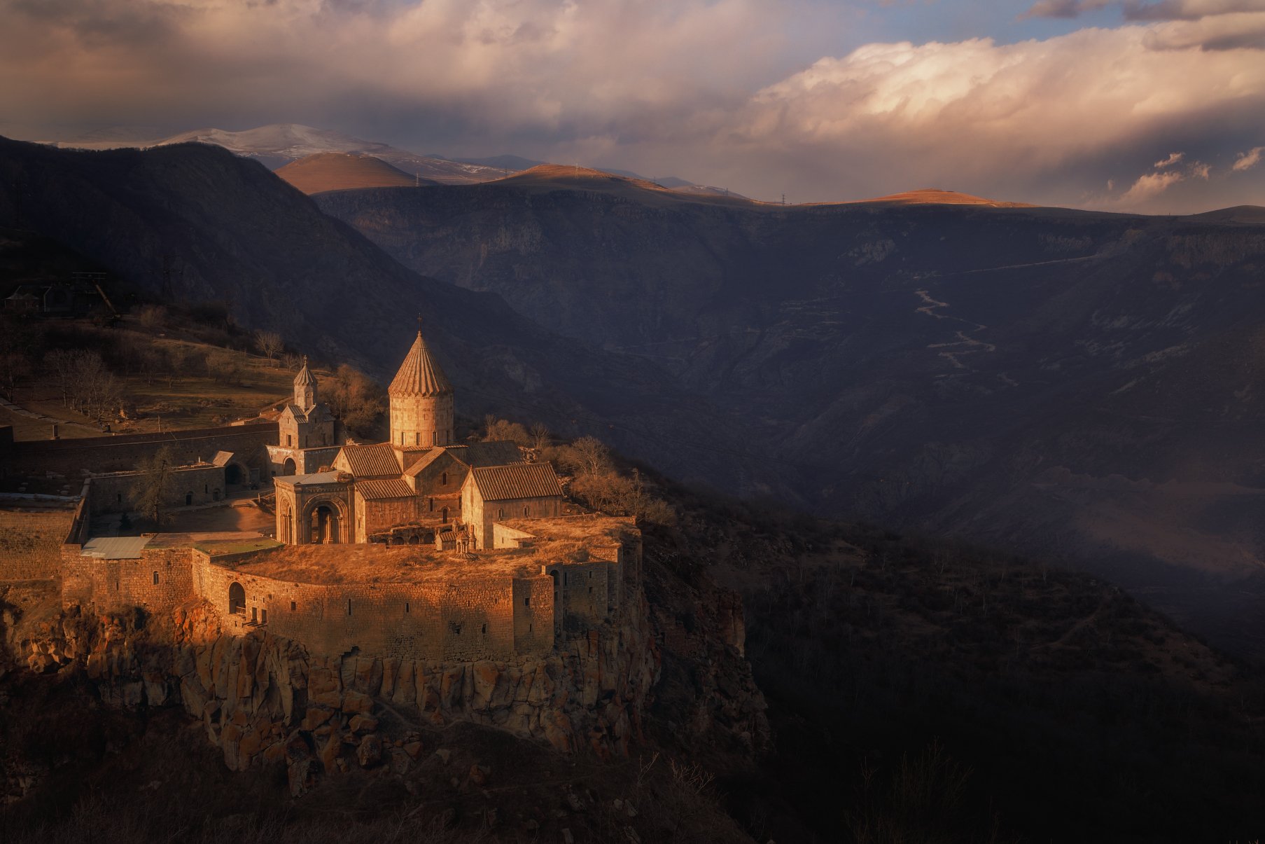 Татевский монастырь в уходящих солнечных лучах. Армения. Февраль 2023