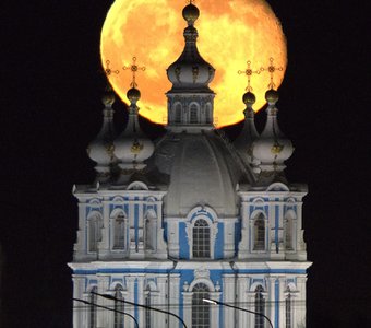 Восход Луны над Смольным собором.