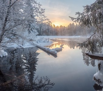 Зимний рассвет у теплого озера