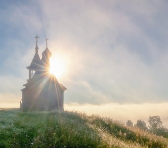 Тёплые лучи солнца из северной русской деревни Вершинино.