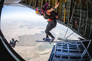 Любительница экстрима выпрыгнула из самолета со скейтом с высоты 2750 метров