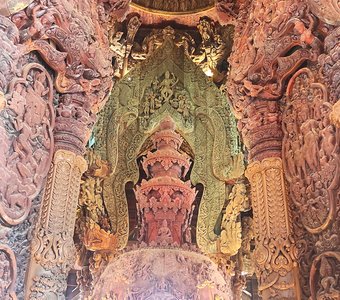 Убранство Храма Истины в Таиланде