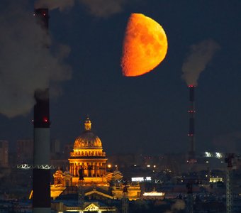 Закат Луны над Петербургом. Исаакиевский собор.