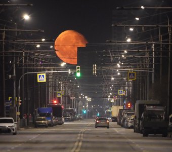 Восход Луны над Пражской улицей. Питер 10 апреля
