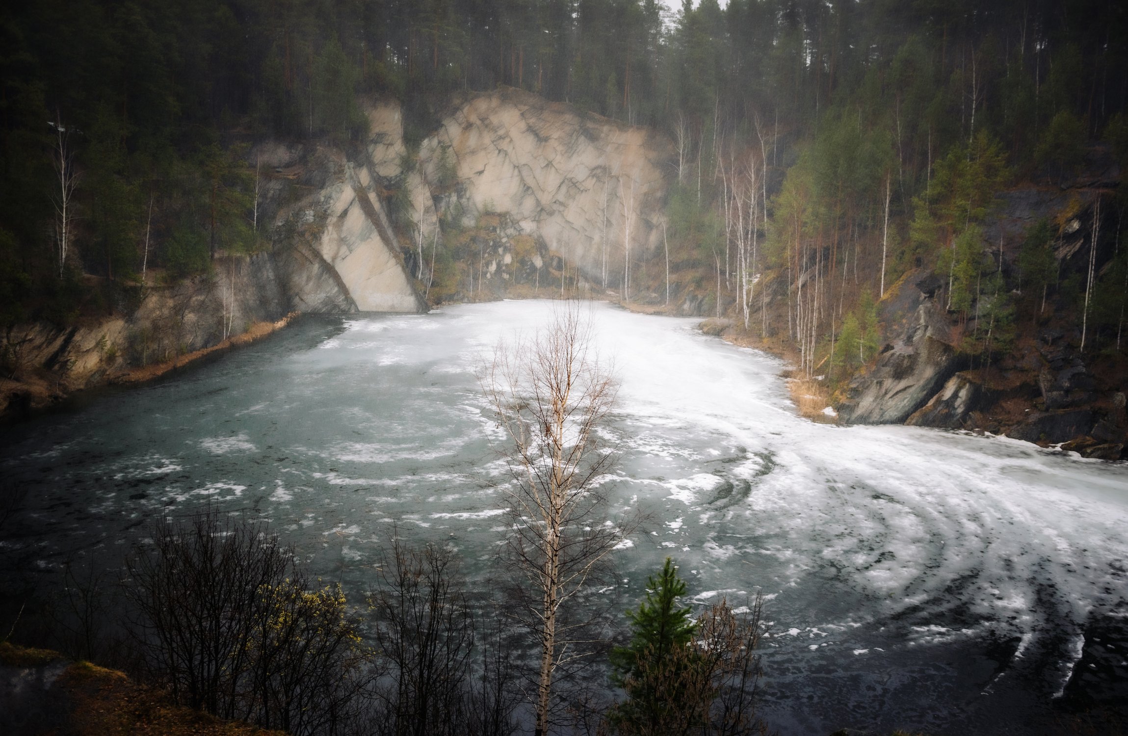 Апрельский ледяной дождь над озером Тальков Камень