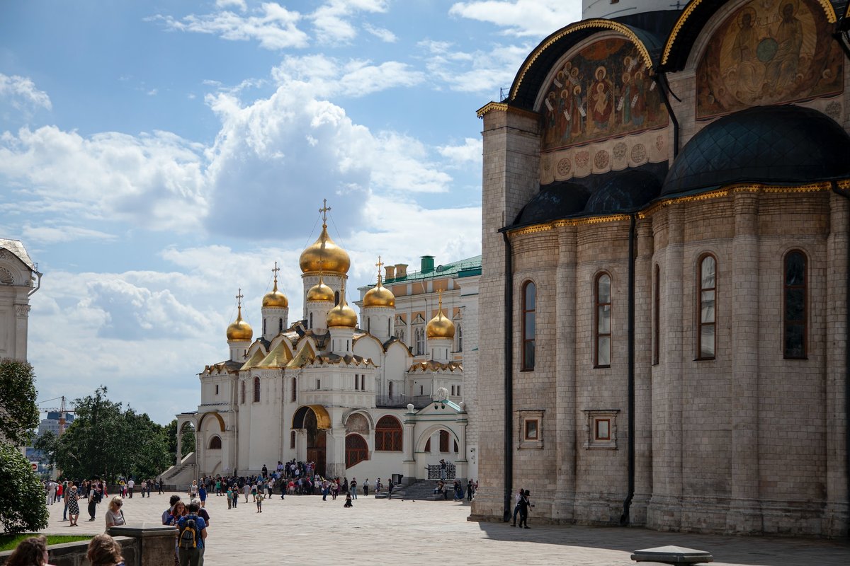 К чему снится храм. Сонник храм. Туристы на красной площади осенью. Сонник собор. Сонник Церковь.