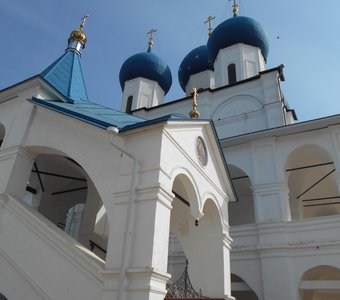Купола в Высоцком монастыре