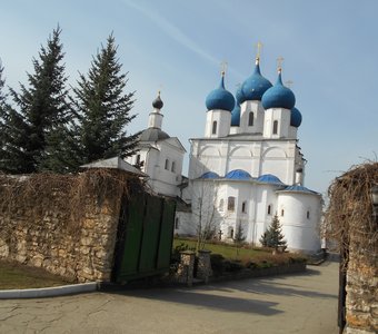 Вход в монастырь весной