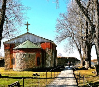 Церковь на территории крепости Копорье.