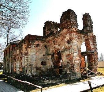 Разрушенная церковь на территории крепости Копорье.