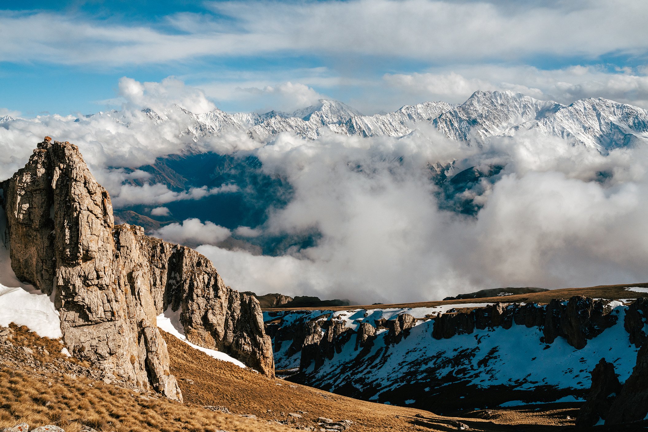 На вершине мира: Вид на Кавказский хребет с плато горы Мят-Лоам