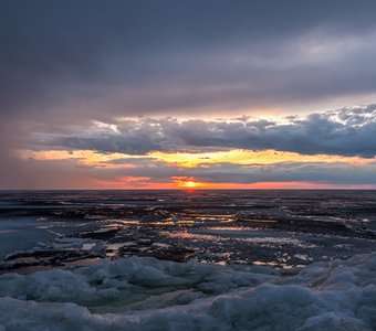 Весенний закат на озере