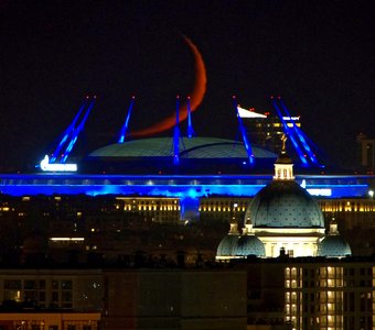 Закат Луны над Газпром Ареной и Троицким собором 23 апреля