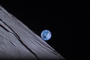 Японский лунный модуль накануне своей гибели сделал потрясающий снимок Земли во время солнечного затмения